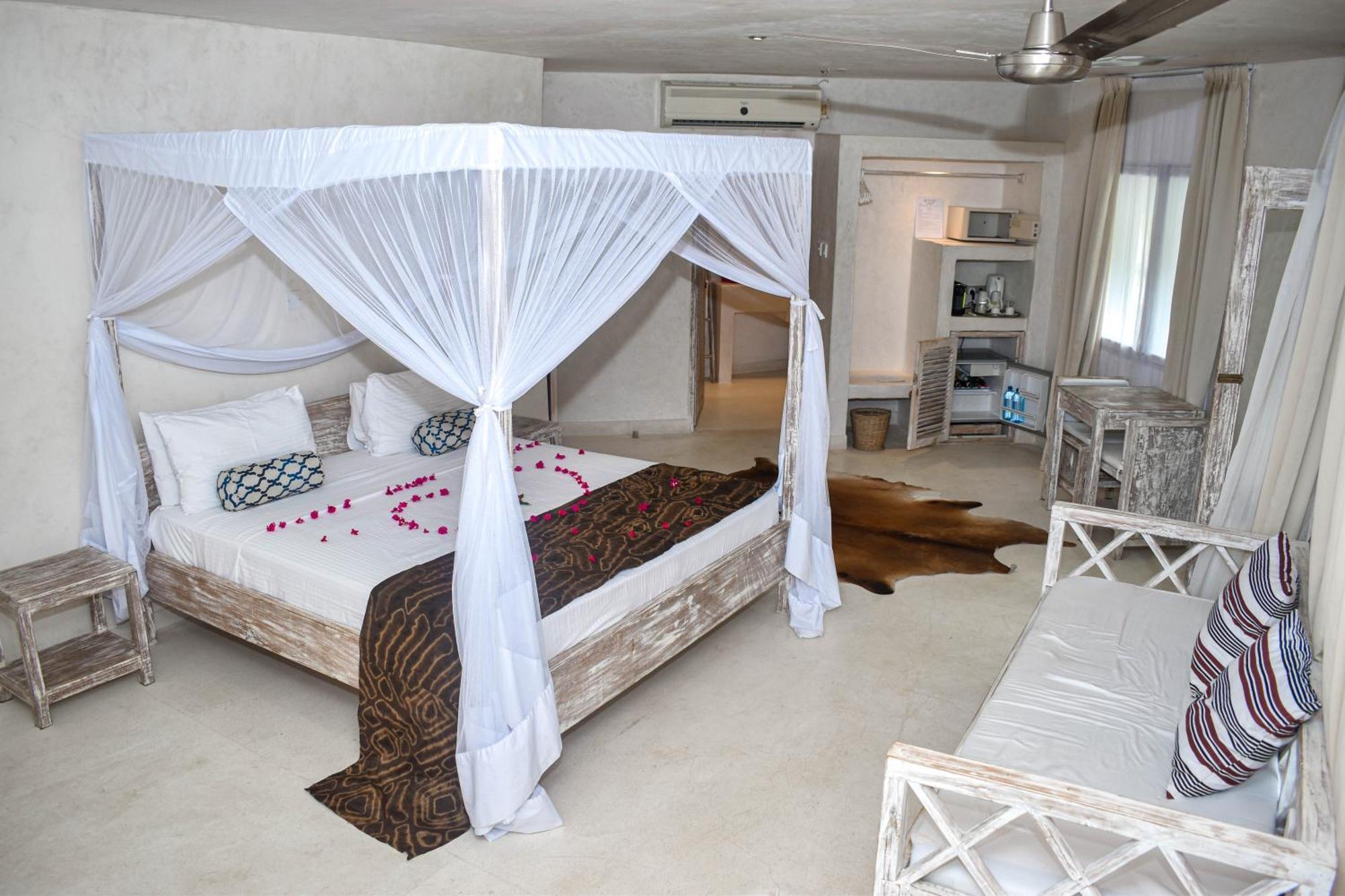 The Villa Luxury Suites Hotel Diani Beach Bagian luar foto