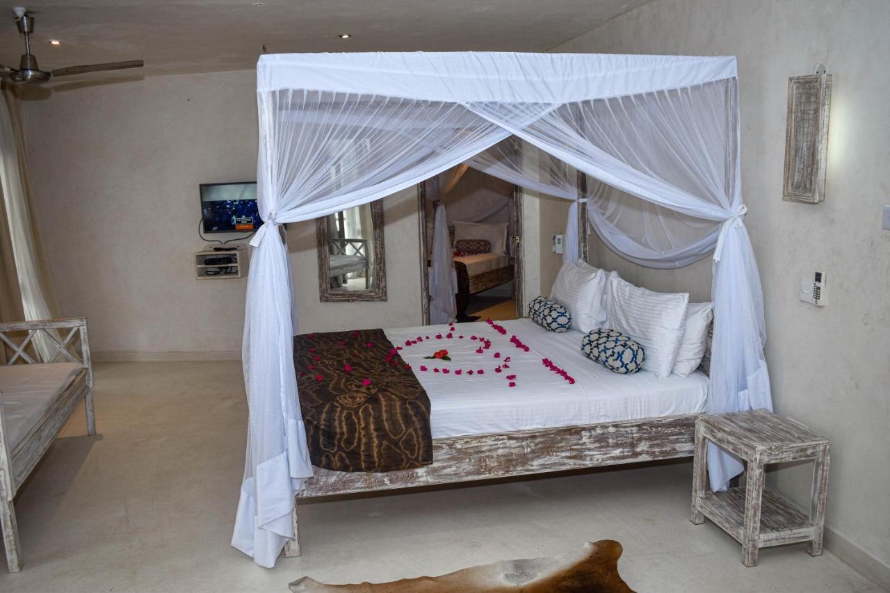 The Villa Luxury Suites Hotel Diani Beach Bagian luar foto