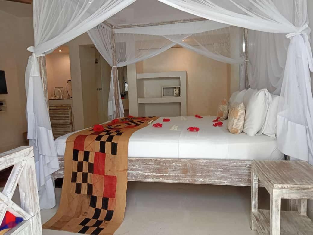 The Villa Luxury Suites Hotel Diani Beach Bagian luar foto